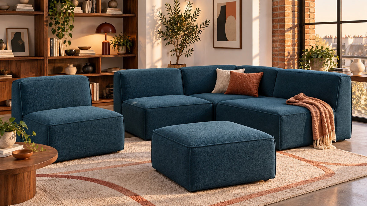 Illustration : modules de canapé bleu pétrole disposés séparément dans un salon