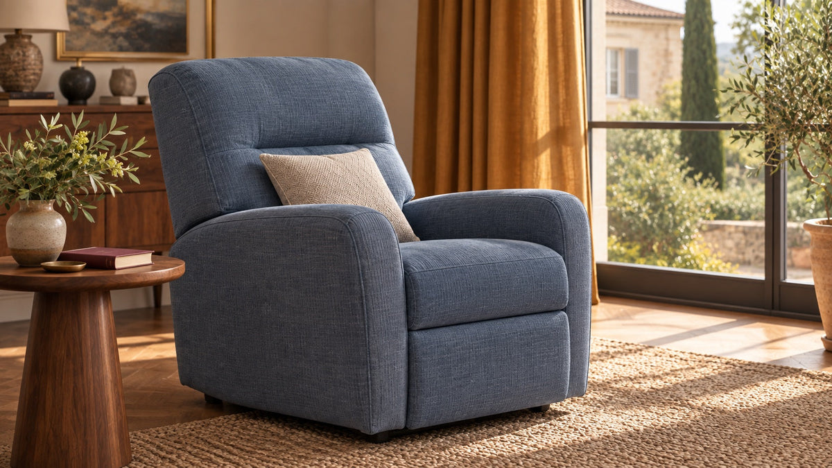 Illustration : fauteuil relax bleu ardoise dans un salon lumineux
