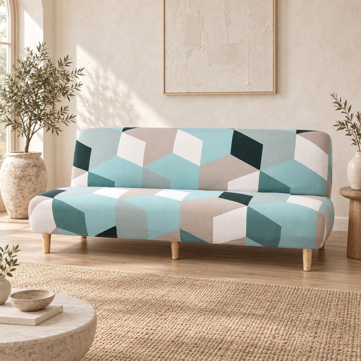 Housse de clic-clac à motif géométrique vert dans un salon naturel