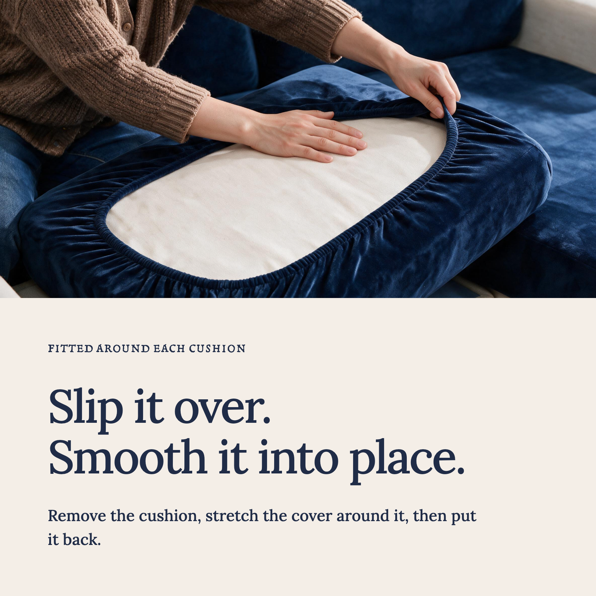 Housse de coussin de canapé Velours · Bleu marine · Extensible — Enfilez la housse et lissez le tissu