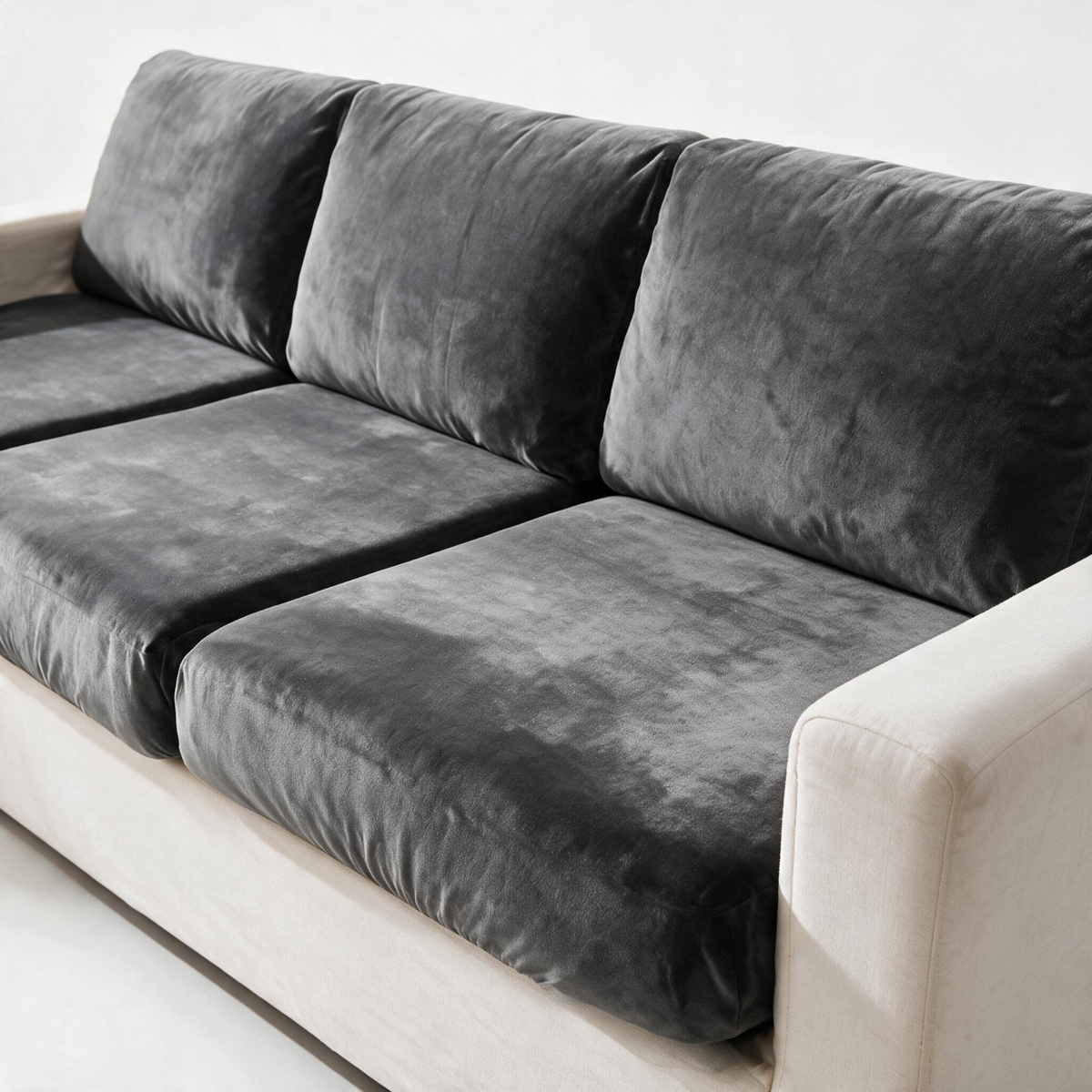 Housse de coussin de canapé Velours · Gris · Extensible — Le tissu et l’ajustement en détail