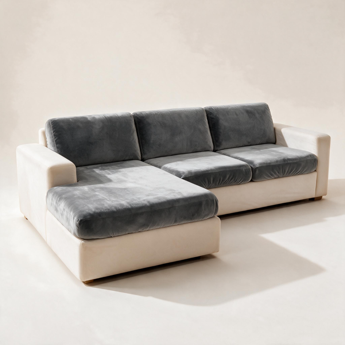 Housse de coussin de canapé Velours · Gris clair · Extensible — Vue du canapé d’angle