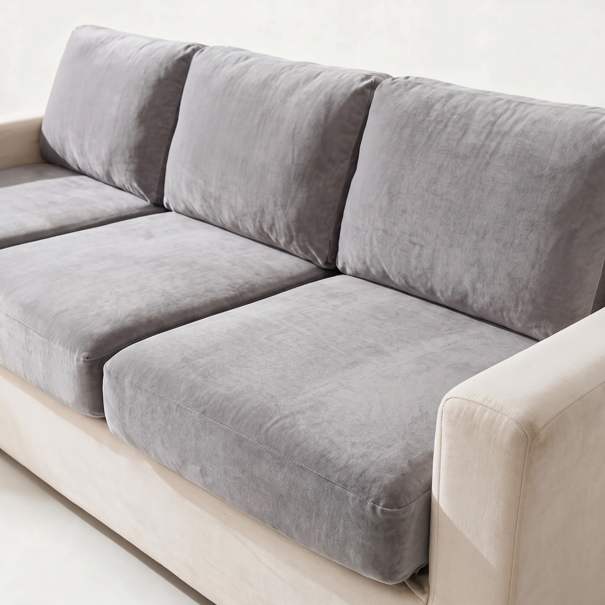 Housse de coussin de canapé Velours · Gris clair · Extensible — Le tissu et l’ajustement en détail