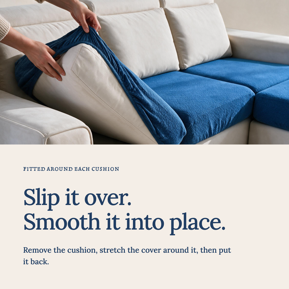 Housse de coussin de canapé Imperméable · Bleu foncé — Enfilez la housse et lissez le tissu