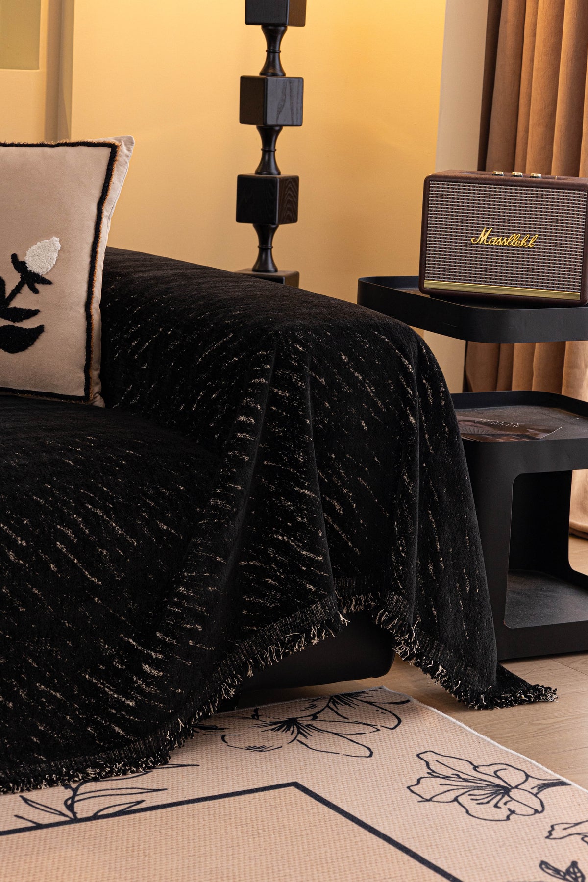 Plaid Velmora · Noir intense (vue 4)
