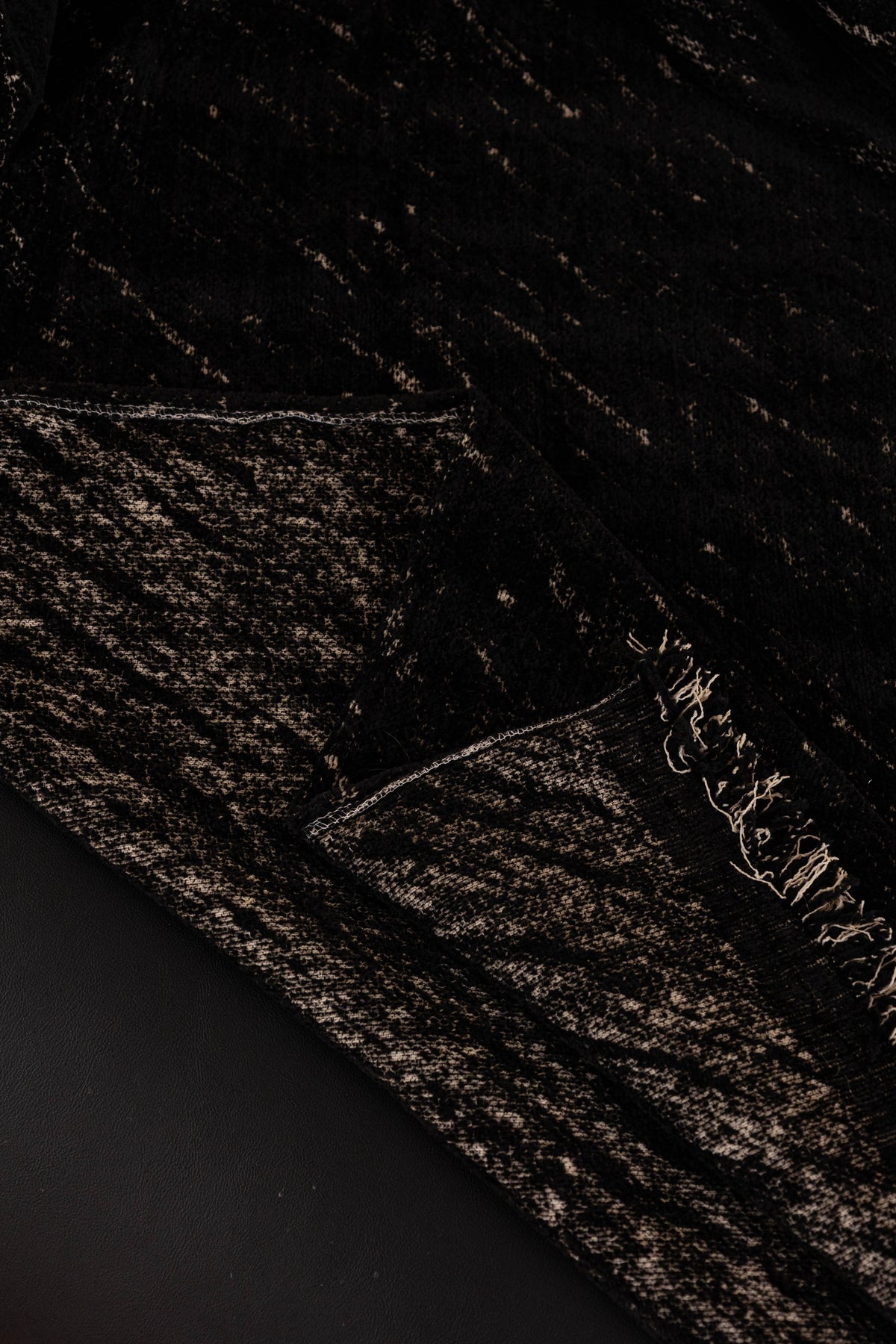 Plaid Velmora · Noir intense (vue 6)