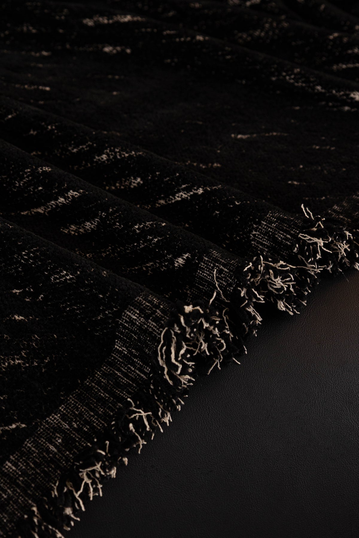 Plaid Velmora · Noir intense (vue 7)